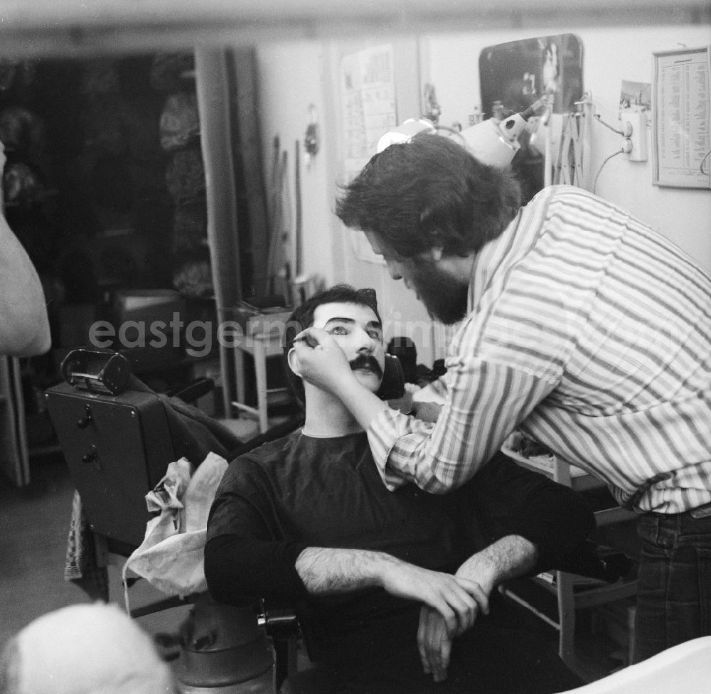 GDR image archive: Leipzig - Studio of the makeup artists at the theatrical school - college for music and theatre Felix Mendelssohn Bartholdy Leipzig in Leipzig in the federal state Saxony in the area of the former GDR, German democratic republic