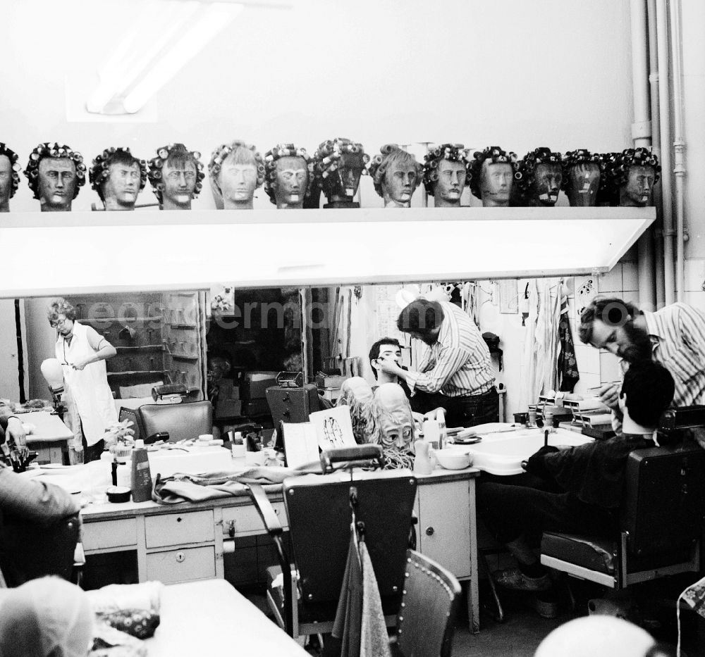 GDR photo archive: Leipzig - Studio of the makeup artists at the theatrical school - college for music and theatre Felix Mendelssohn Bartholdy Leipzig in Leipzig in the federal state Saxony in the area of the former GDR, German democratic republic