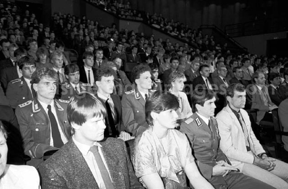 Berlin: 416 Athleten für 1988 benannte Egon Krenz und Günter Schabowski unter den Olympiakandidaten der DDR die berufen wurden.