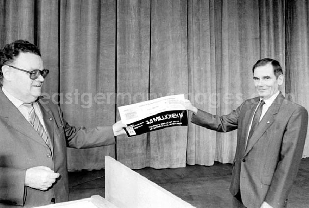 Berlin: 416 Athleten für 1988 benannte Egon Krenz und Günter Schabowski unter den Olympiakandidaten der DDR die berufen wurden.