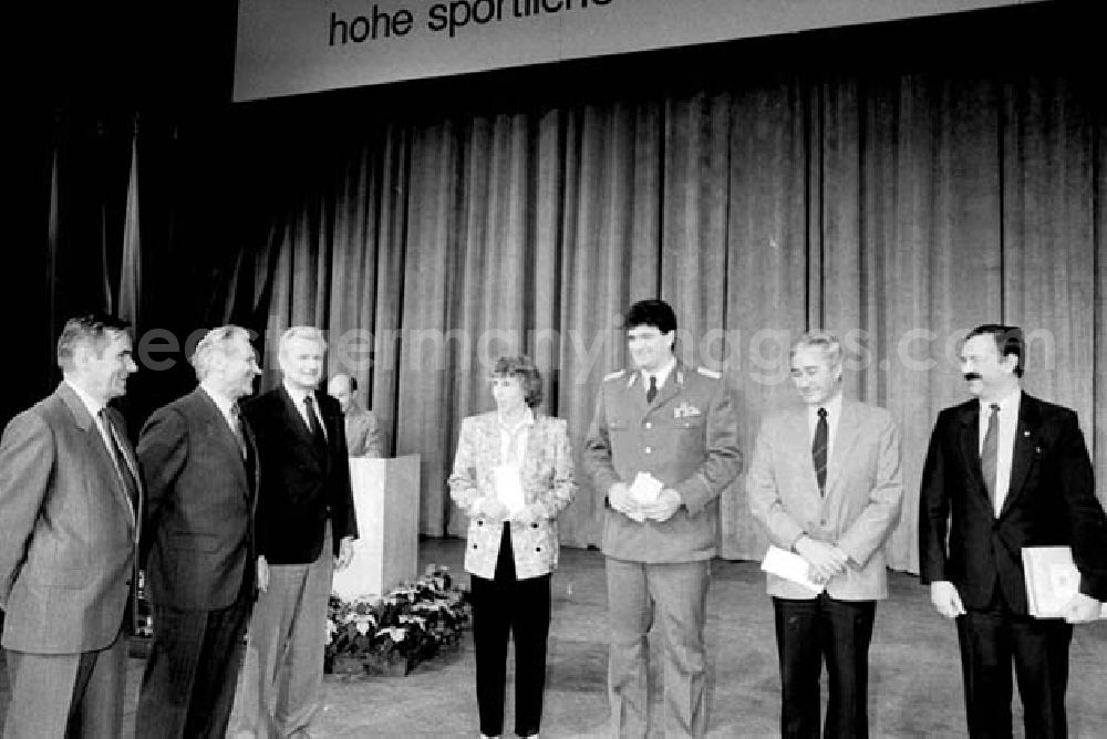 GDR image archive: Berlin - 416 Athleten für 1988 benannte Egon Krenz und Günter Schabowski unter den Olympiakandidaten der DDR die berufen wurden.