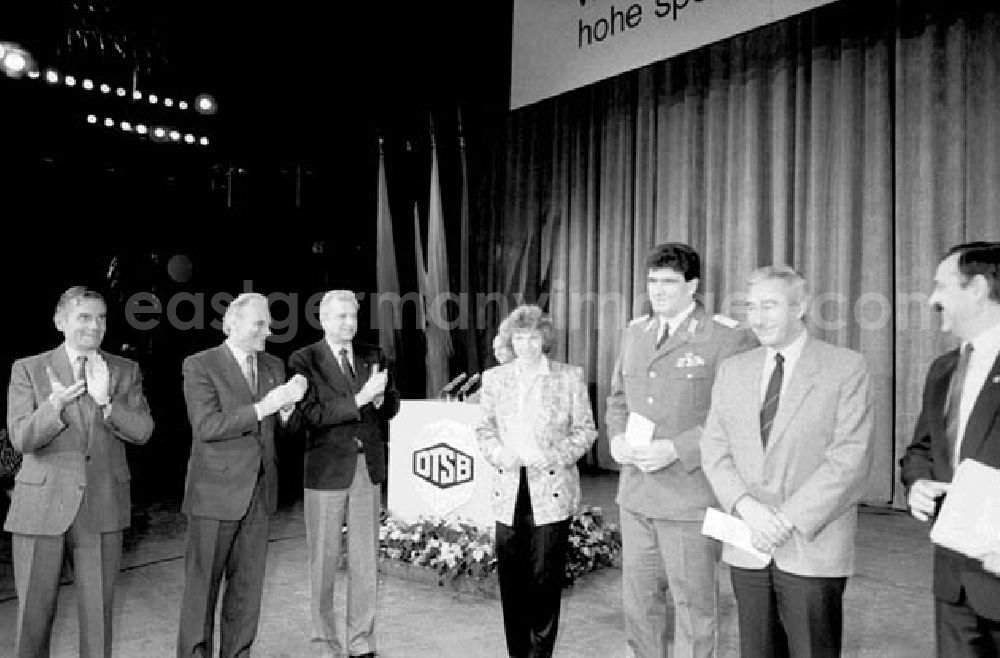 GDR picture archive: Berlin - 416 Athleten für 1988 benannte Egon Krenz und Günter Schabowski unter den Olympiakandidaten der DDR die berufen wurden.