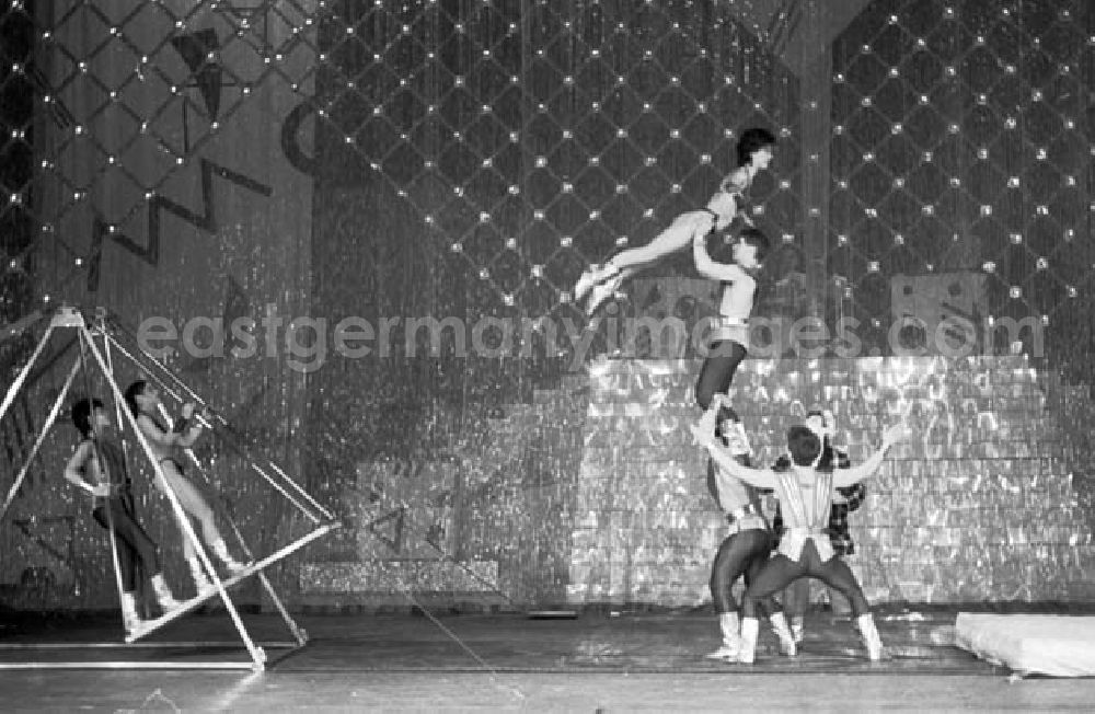 GDR photo archive: Berlin - 416 Athleten für 1988 benannte Egon Krenz und Günter Schabowski unter den Olympiakandidaten der DDR die berufen wurden.