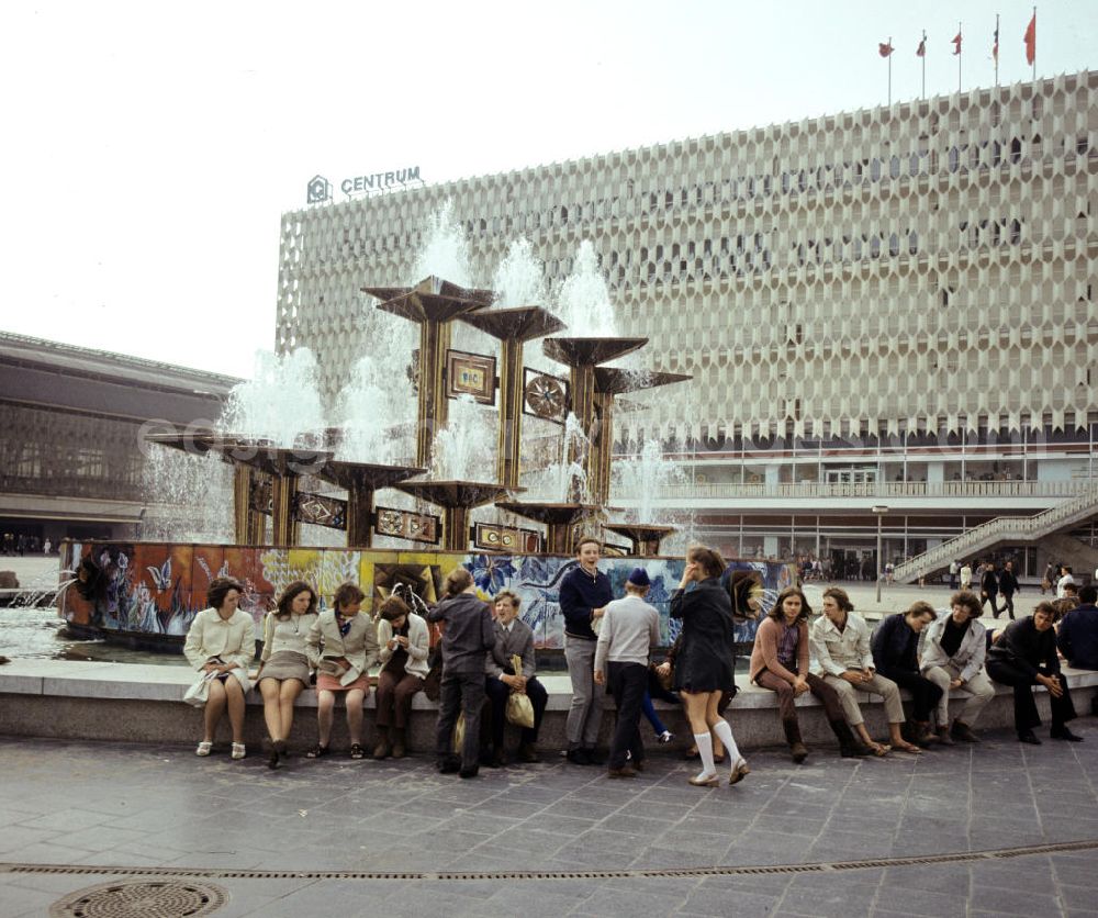 GDR photo archive: Berlin - Jugendliche sitzen am Brunnen der Völkerfreundschaft auf dem Berliner Alexanderplatz. Der 197