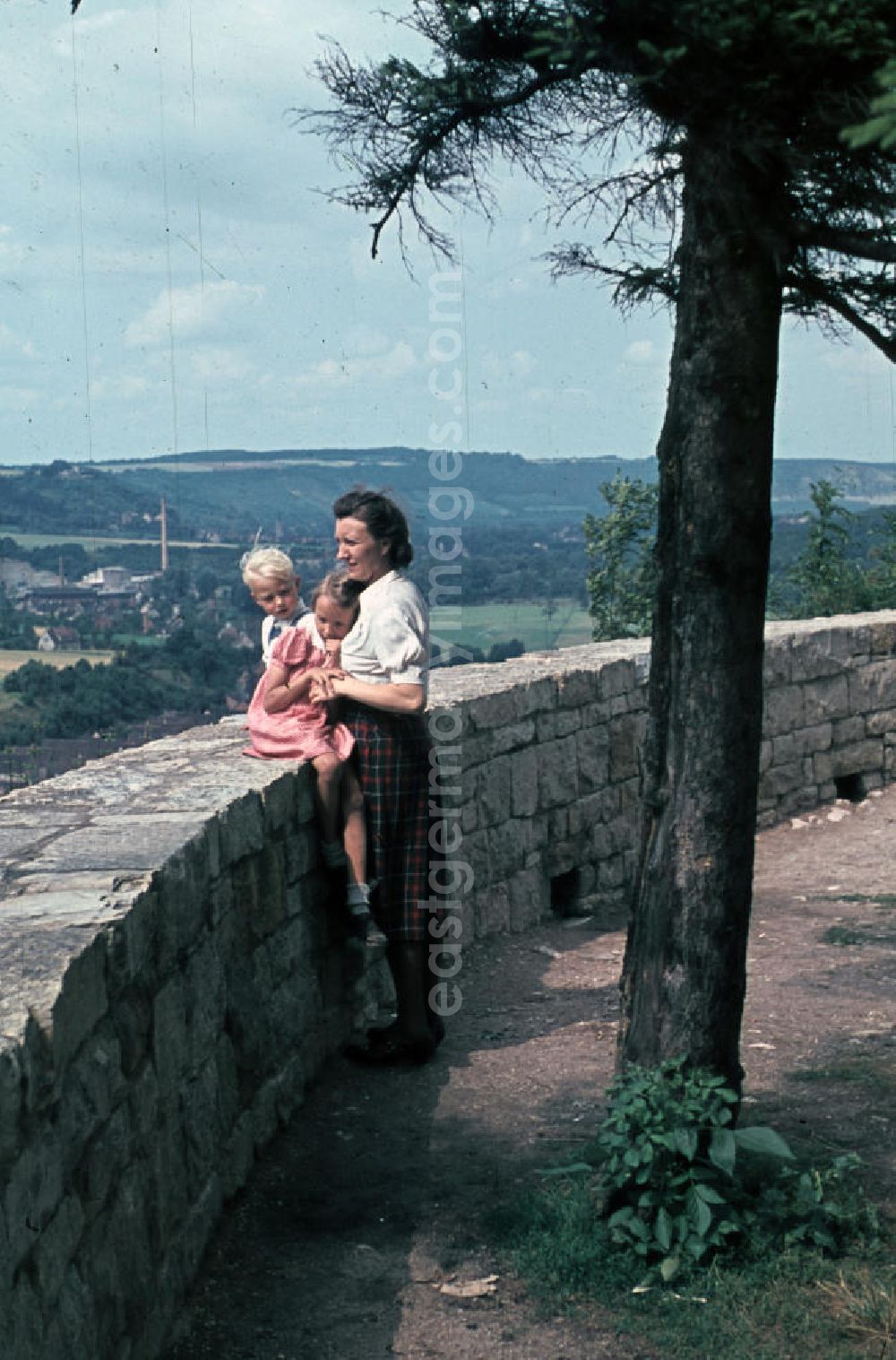 GDR picture archive: Bad Kösen - Familienausflug auf der Rudelsburg. Familytrip to the castle Rudelsburg.