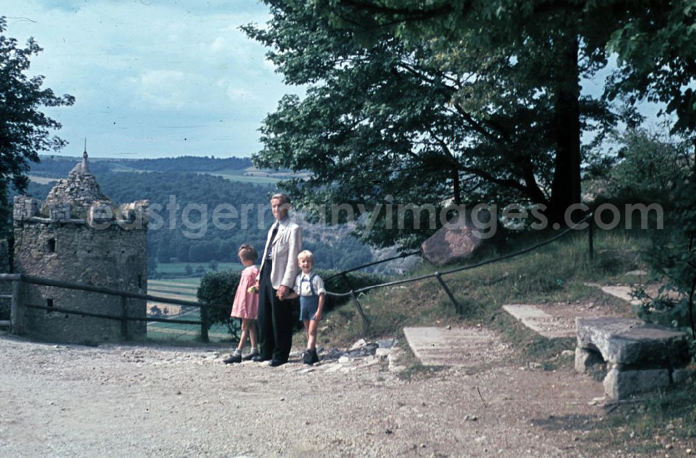 GDR image archive: Bad Kösen - Familienausflug auf der Rudelsburg. Familytrip to the castle Rudelsburg.