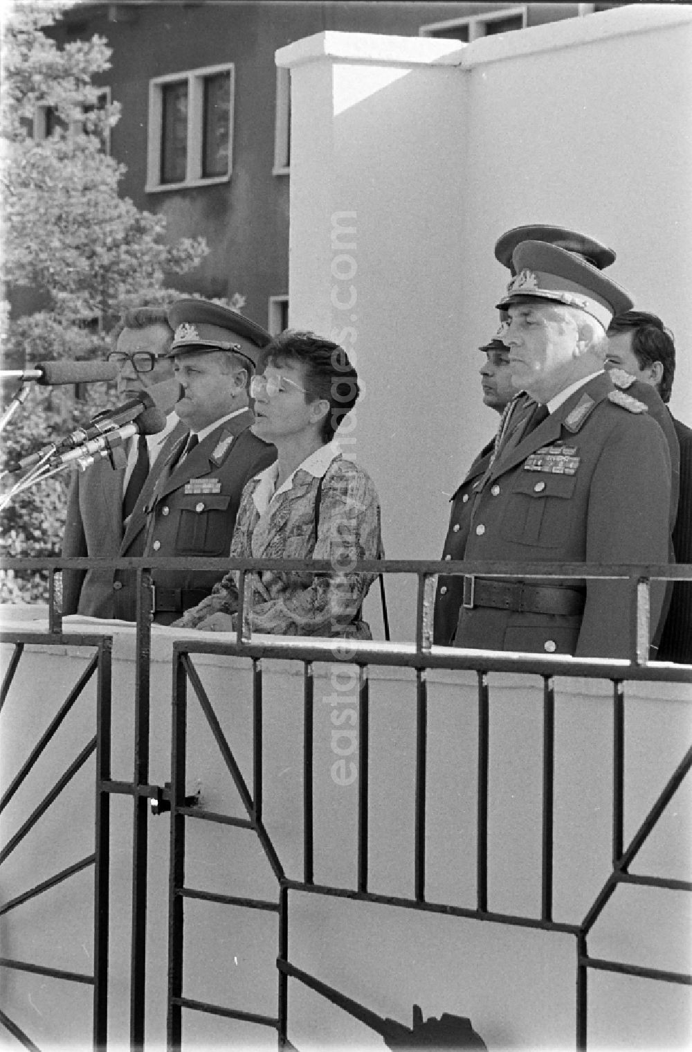 Goldberg: Honorary grandstand with Major General Horst Stechbarth and soldiers and officers of Panzer Regiment 8 (PR-8) on the occasion of the ceremonial and media-effective dissolution of the troop unit on the grounds of the Artur-Becker barracks in Goldberg in the state of Mecklenburg-Western Pomerania in the area of the former GDR, German Democratic Republic