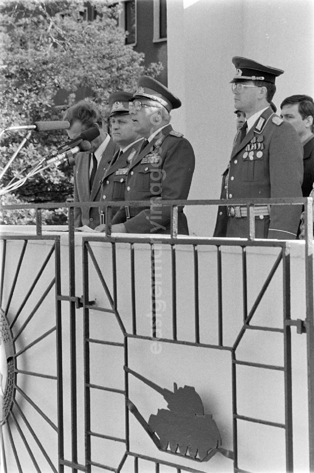 GDR photo archive: Goldberg - Honorary grandstand with Major General Horst Stechbarth and soldiers and officers of Panzer Regiment 8 (PR-8) on the occasion of the ceremonial and media-effective dissolution of the troop unit on the grounds of the Artur-Becker barracks in Goldberg in the state of Mecklenburg-Western Pomerania in the area of the former GDR, German Democratic Republic