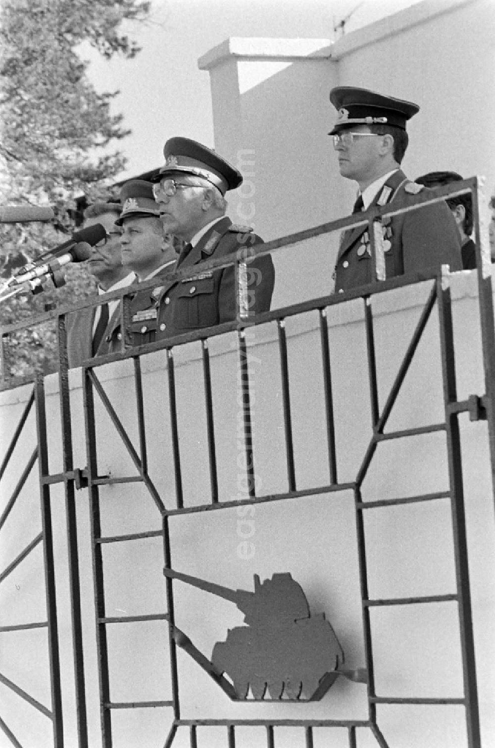 GDR picture archive: Goldberg - Honorary grandstand with Major General Horst Stechbarth and soldiers and officers of Panzer Regiment 8 (PR-8) on the occasion of the ceremonial and media-effective dissolution of the troop unit on the grounds of the Artur-Becker barracks in Goldberg in the state of Mecklenburg-Western Pomerania in the area of the former GDR, German Democratic Republic