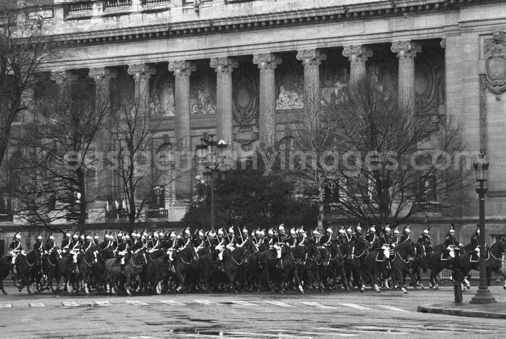 GDR photo archive: Paris - Aufmarsch der Kavallerie vor dem Elysee-Palast anläßlich des Staatsbesuchs von Erich Honecker, Vorsitzender des Staatsrates DDR, in Paris.