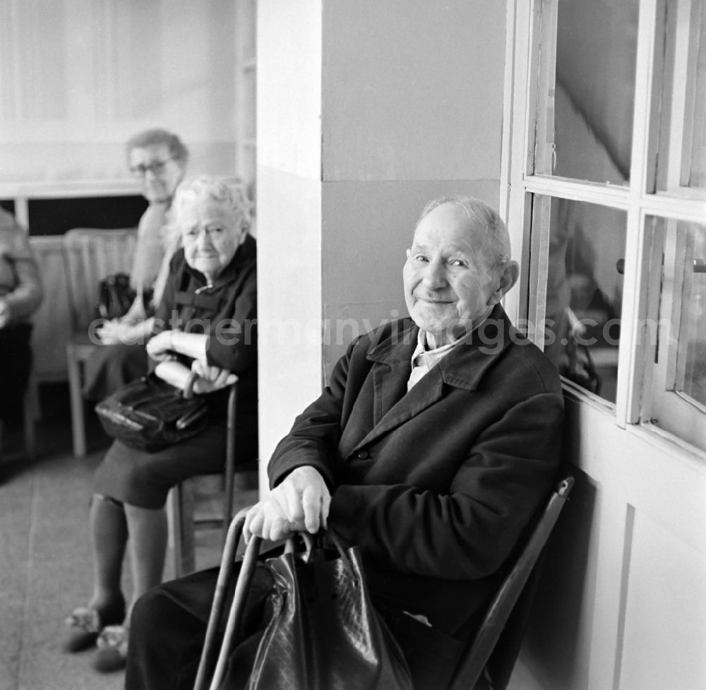 GDR photo archive: Leipzig - Photograph of senior citizens in the Andersen-Nexoe-Heim in Leipzig in the federal state of Saxony on the territory of the former GDR, German Democratic Republic