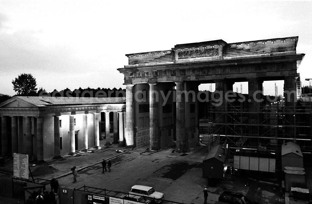 GDR picture archive: Mitte / Berlin - Aufnahmen vom Brandenburger Tor / Berlin -Mitte ohne Quadriga 24.09.9
