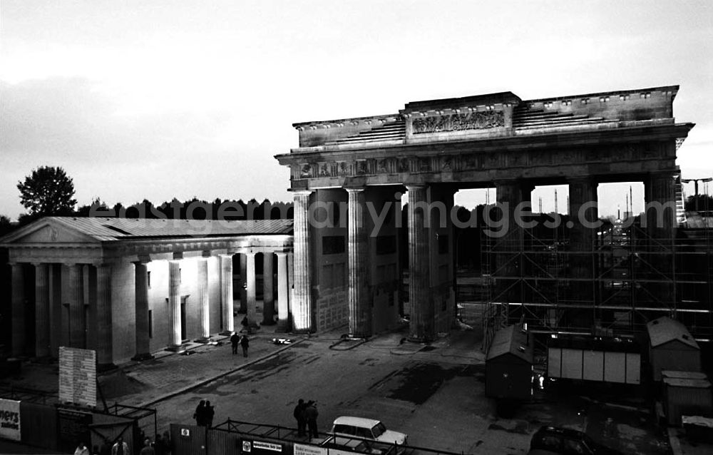 Mitte / Berlin: Aufnahmen vom Brandenburger Tor / Berlin -Mitte ohne Quadriga 24.09.9