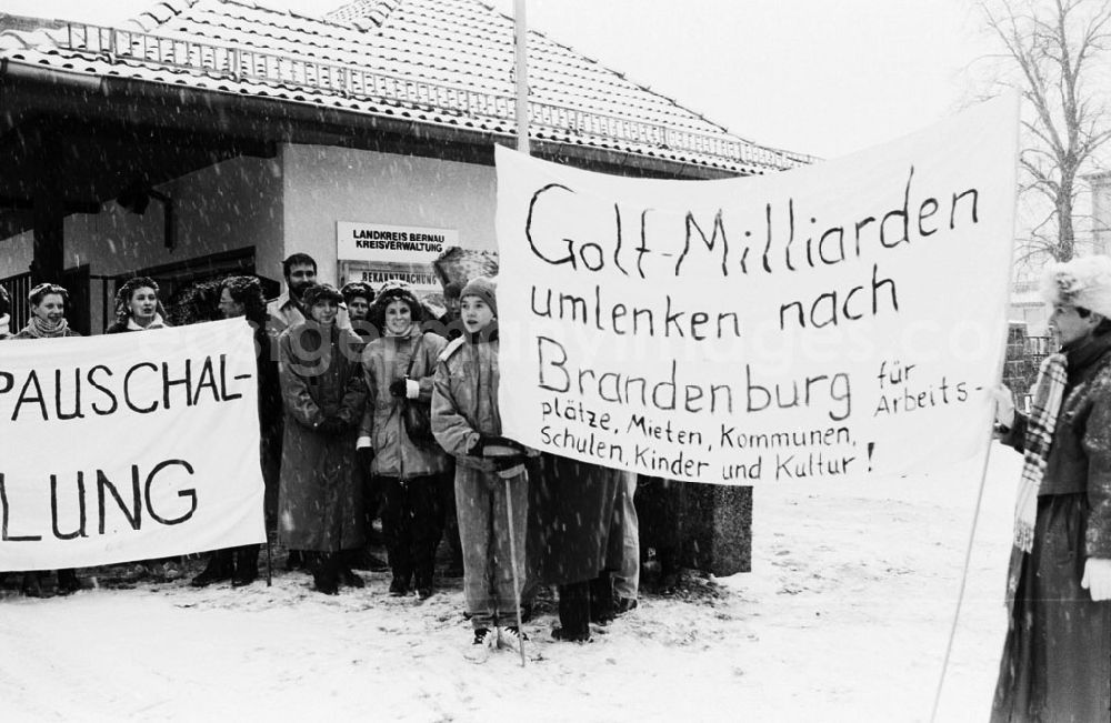 GDR picture archive: - Aufnahmen vom Land Brandenburg Demonstration gegen finanzielle Kriegunterstützung Umschlagnummer: 7156