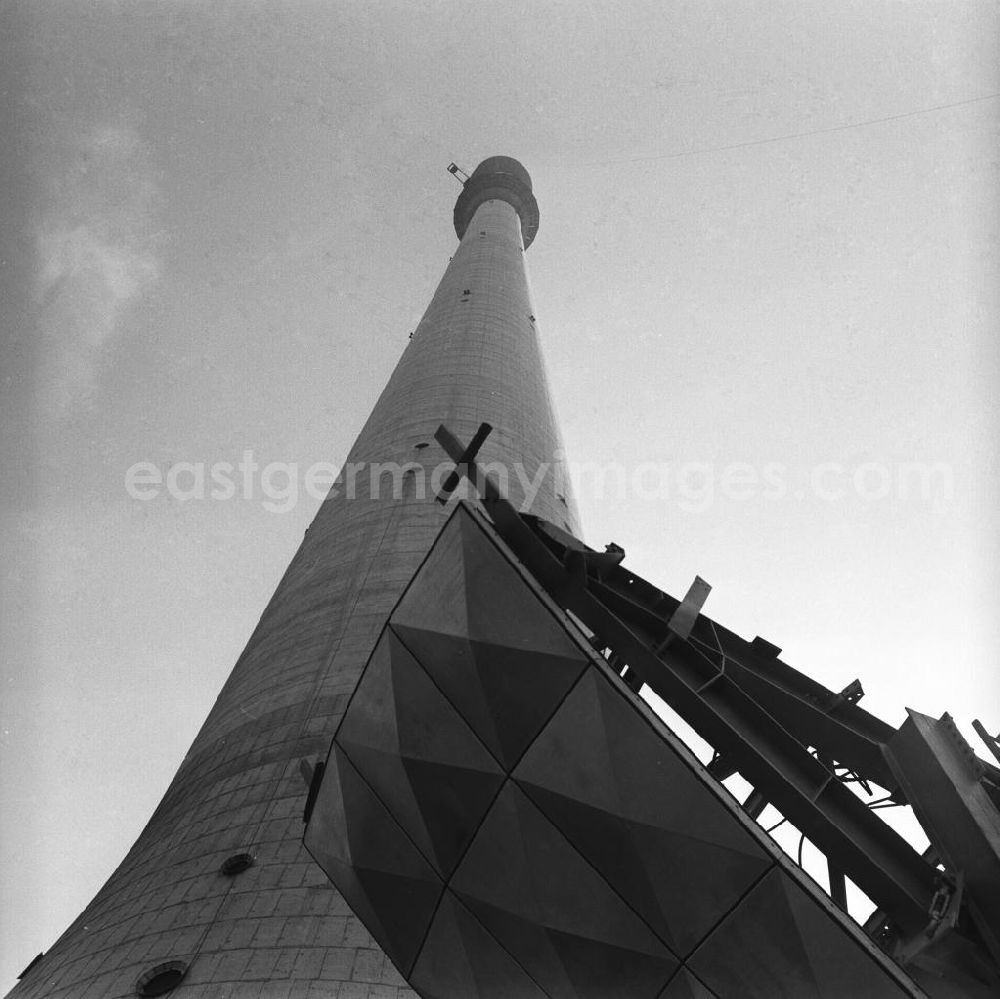 GDR photo archive: Berlin - Aufzug des 1. Segment der Kugel / Kuppel des Berliner Fernsehturm.