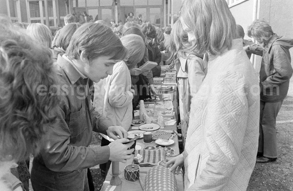 GDR photo archive: Spremberg - Auction and book bazaar on a schoolyard in Spremberg in the federal state of Brandenburg on the territory of the former GDR, German Democratic Republic