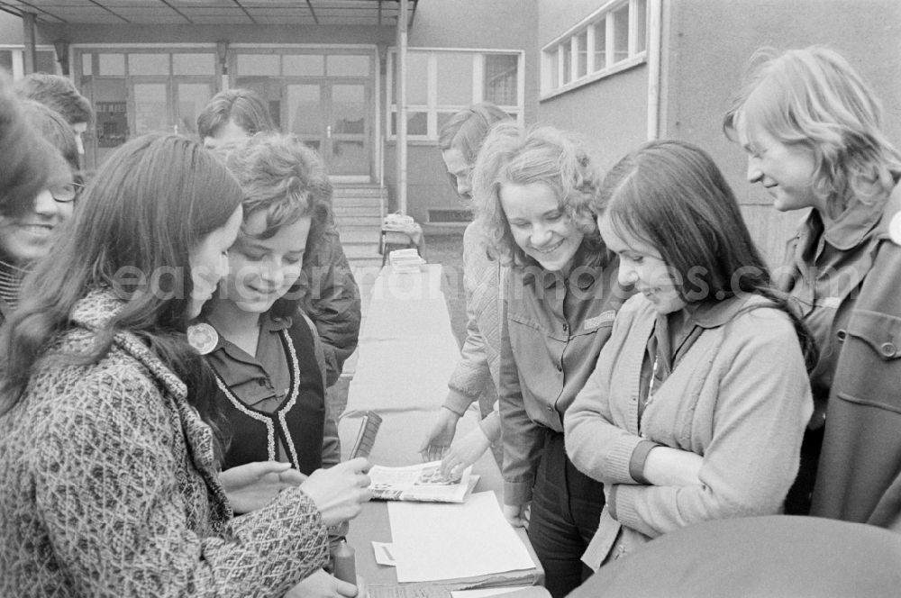 GDR picture archive: Spremberg - Auction and book bazaar on a schoolyard in Spremberg in the federal state of Brandenburg on the territory of the former GDR, German Democratic Republic