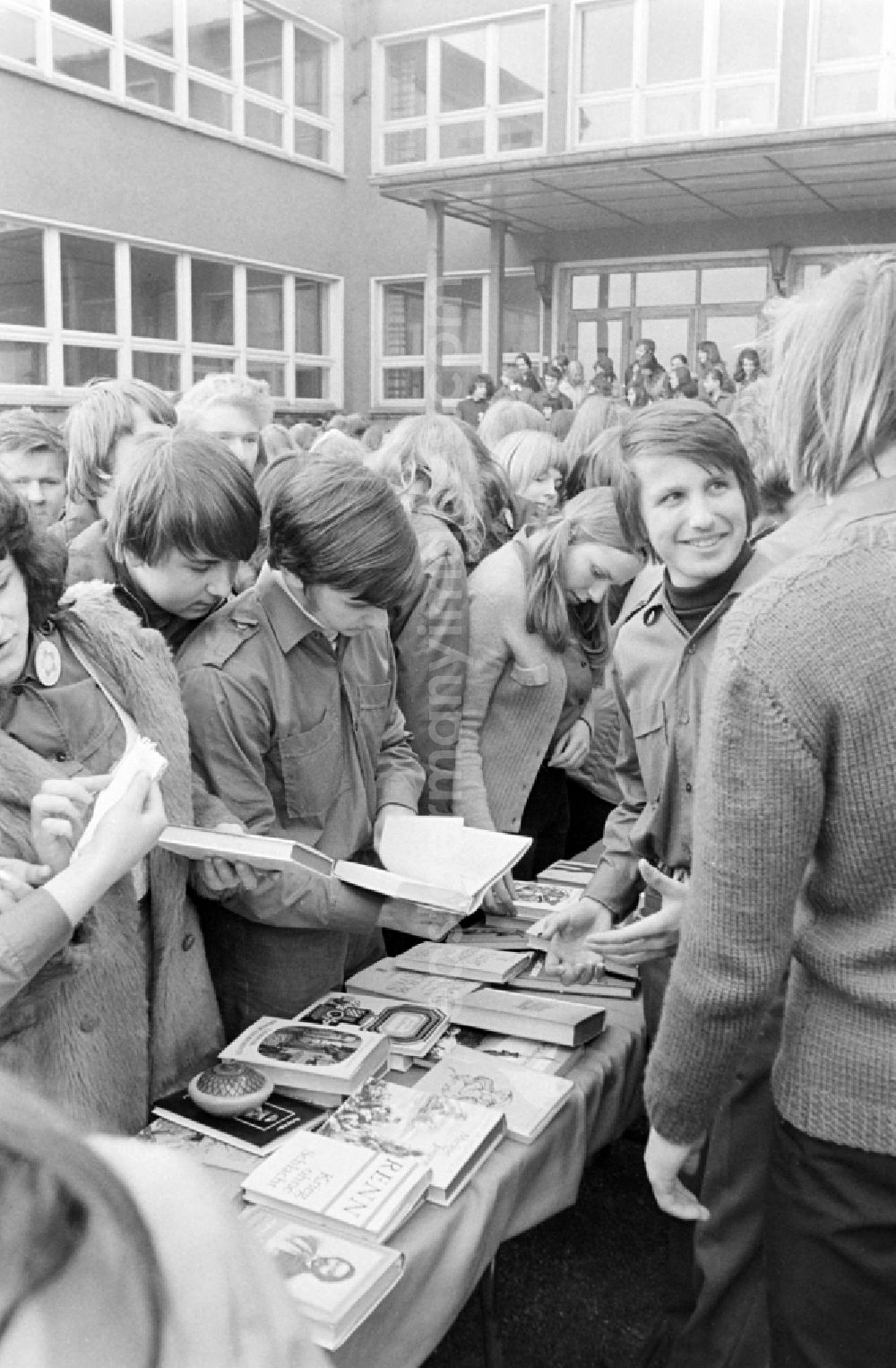 Spremberg: Auction and book bazaar on a schoolyard in Spremberg in the federal state of Brandenburg on the territory of the former GDR, German Democratic Republic