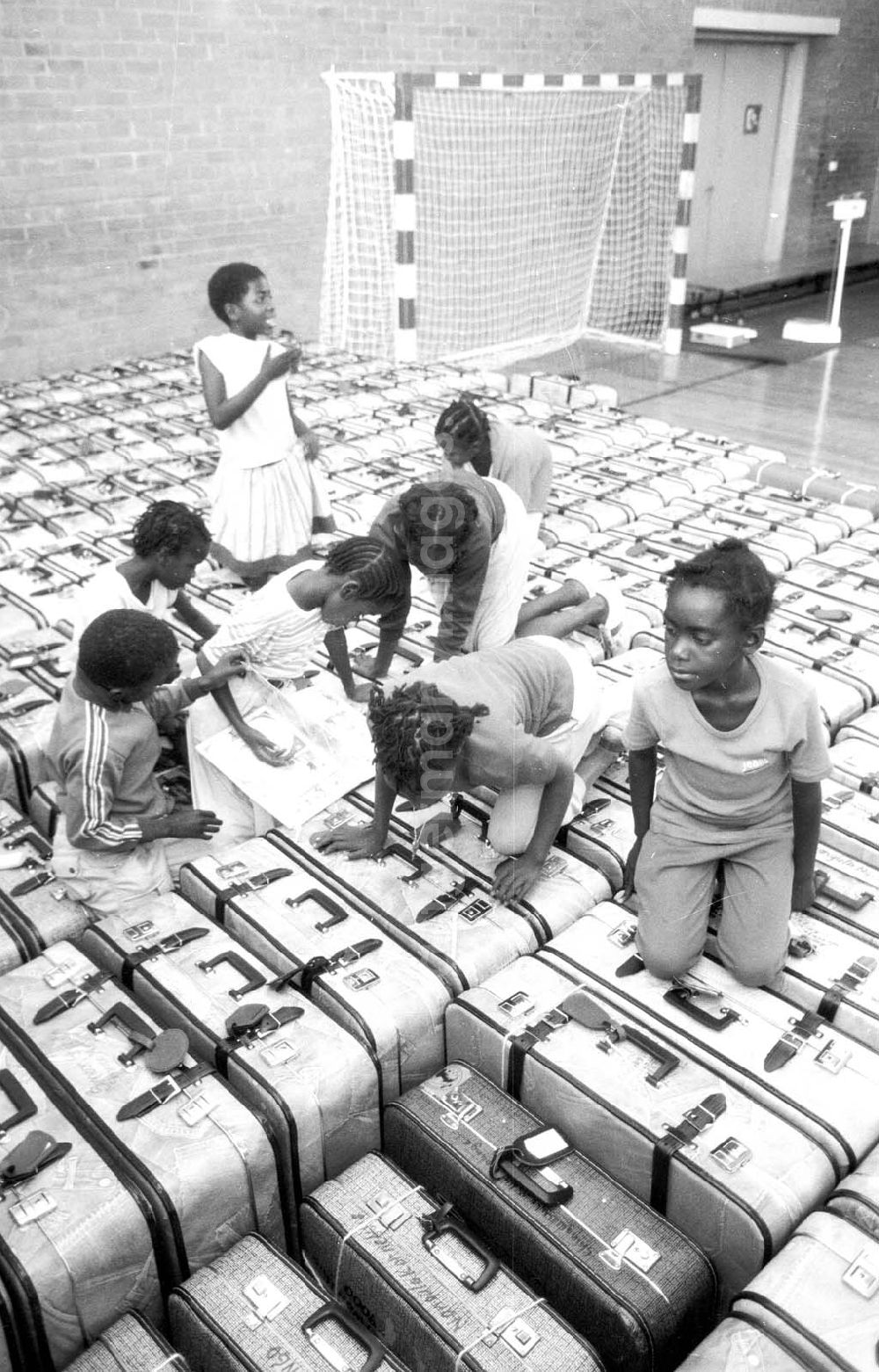 GDR image archive: Staßfurt - Aus für die Solidaritätsschule Staßfurt und damit Abschiebung von 300 namibischen Waisenkindern ins ungewisse wegen Geldmangels 17.08.199