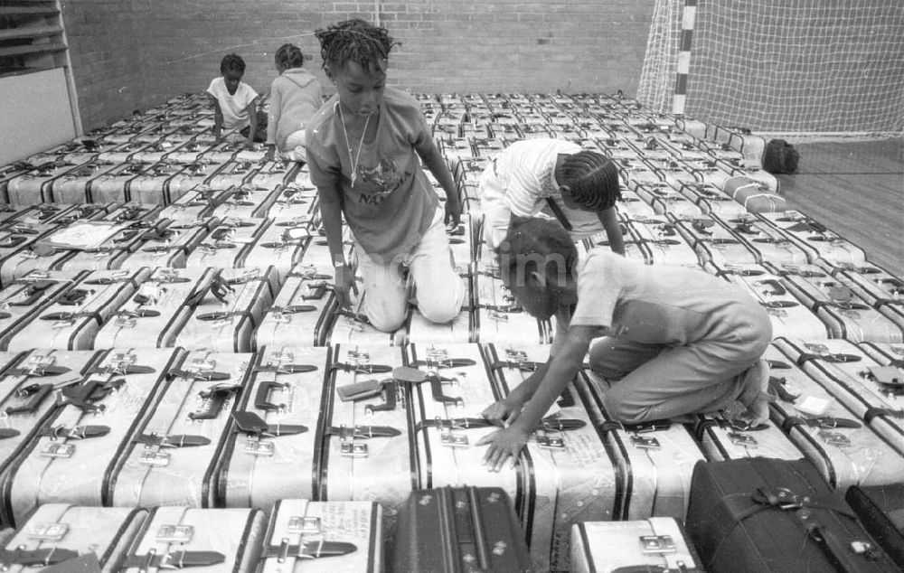 GDR photo archive: Staßfurt - Aus für die Solidaritätsschule Staßfurt und damit Abschiebung von 300 namibischen Waisenkindern ins ungewisse wegen Geldmangels 17.08.199
