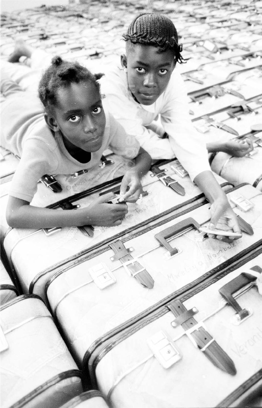 GDR picture archive: Staßfurt - Aus für die Solidaritätsschule Staßfurt und damit Abschiebung von 300 namibischen Waisenkindern ins ungewisse wegen Geldmangels 17.08.199