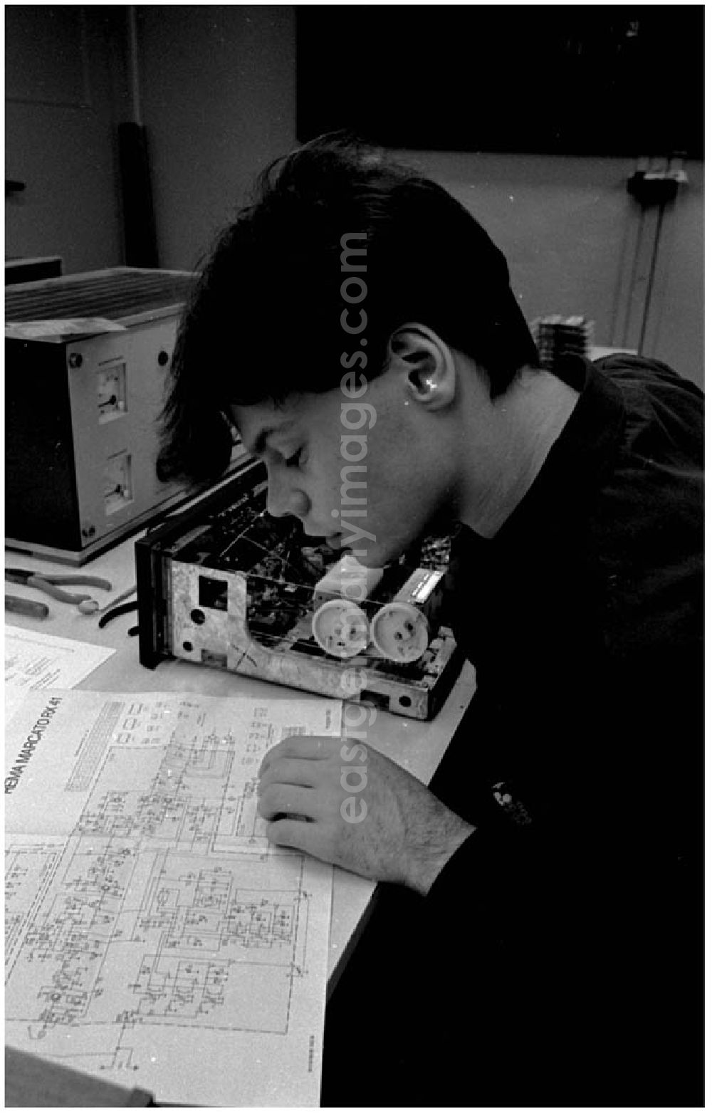 GDR picture archive: Berlin - 19.11.1986 Ausbildung für Funkmechaniker Lehrlinge in der Betriebsschule der VEB Industrievertrieb Rundfunk und Fernsehen.