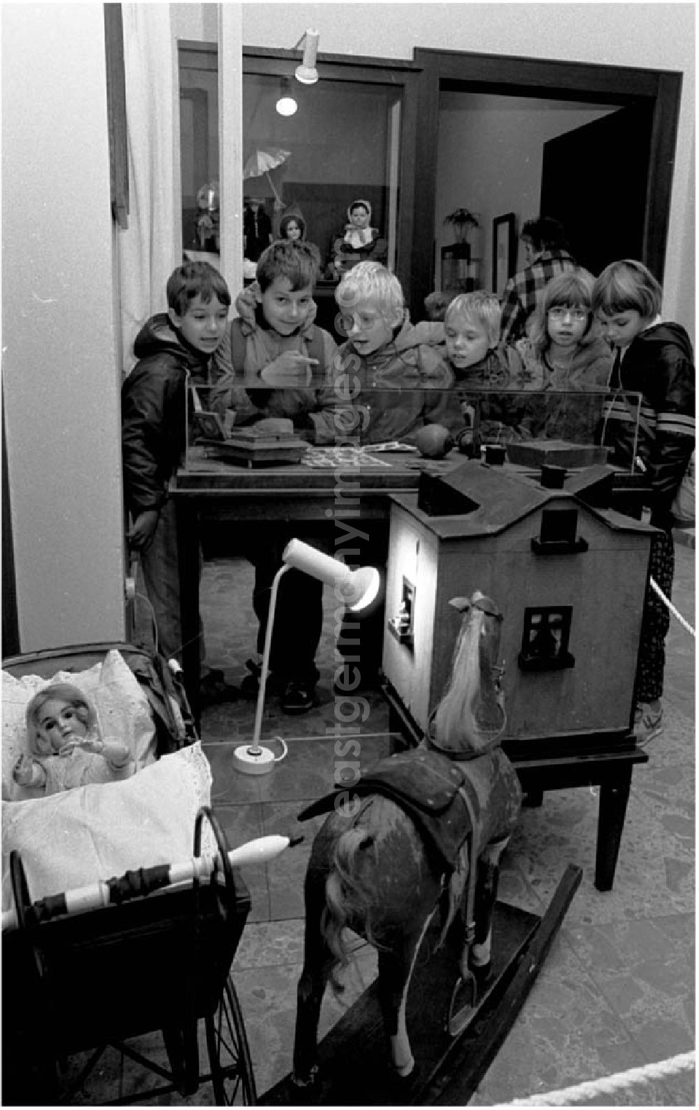 GDR image archive: Berlin - Spielzeugausstellung im Handwerksmuseum.