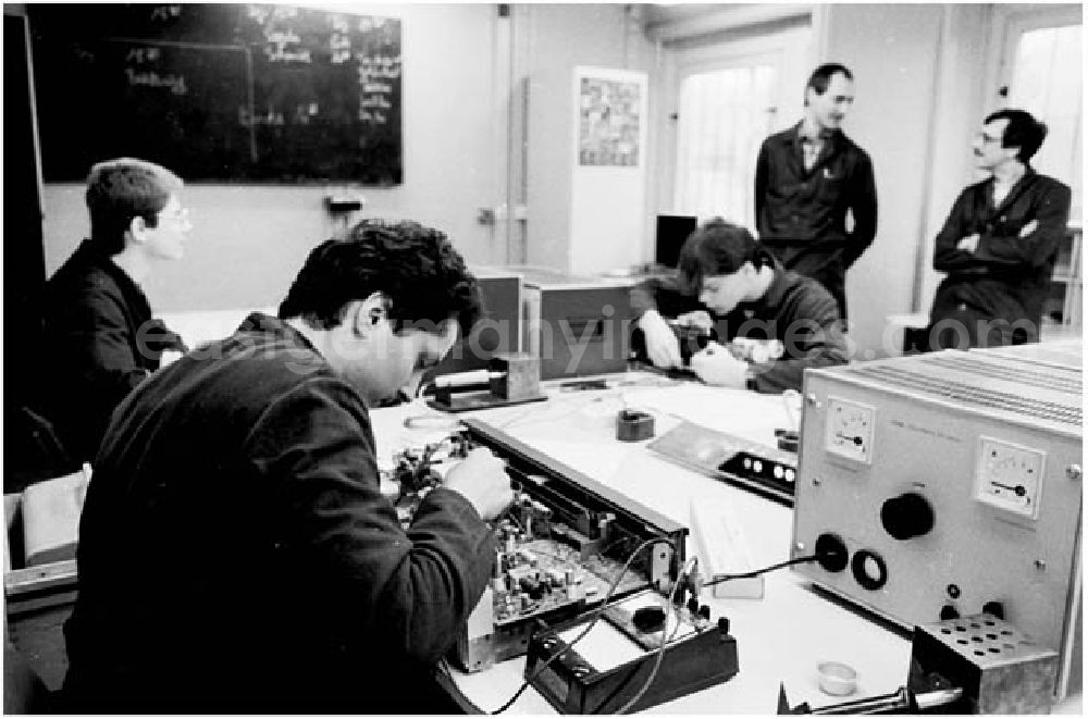 GDR photo archive: Berlin - 19.11.1986 Ausbildung für Funkmechaniker Lehrlinge in der Betriebsschule der VEB Industrievertrieb Rundfunk und Fernsehen.