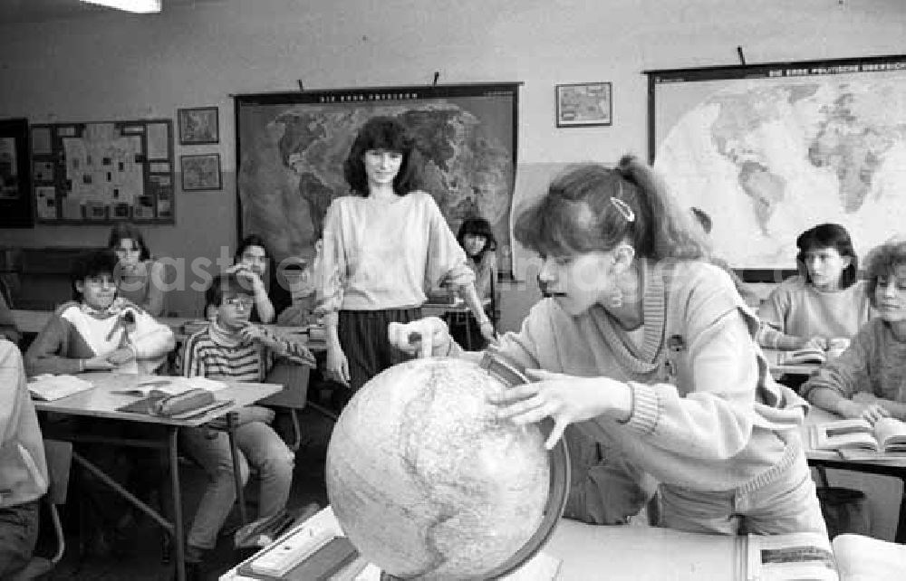 GDR photo archive: Potsdam - Ausbildung künftiger Lehrerinnen und Lehrer an der Pädagogischen Hochschule Potsdam, hier bei einem Praktikum.