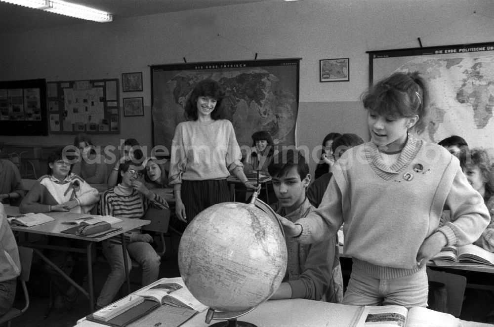 GDR picture archive: Potsdam - Ausbildung künftiger Lehrerinnen und Lehrer an der Pädagogischen Hochschule Potsdam, hier bei einem Praktikum in einer Schulklasse. Mädchen zeigt etwas auf Klobus.