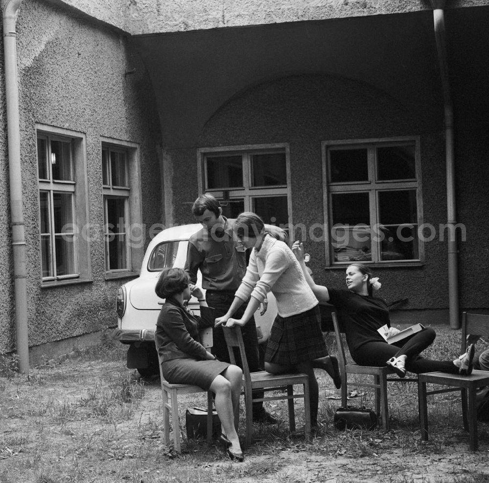 GDR photo archive: Berlin - Köpenick - Training and rehearsals for the play piece unknown people under the direction of Ulrich Thein (193