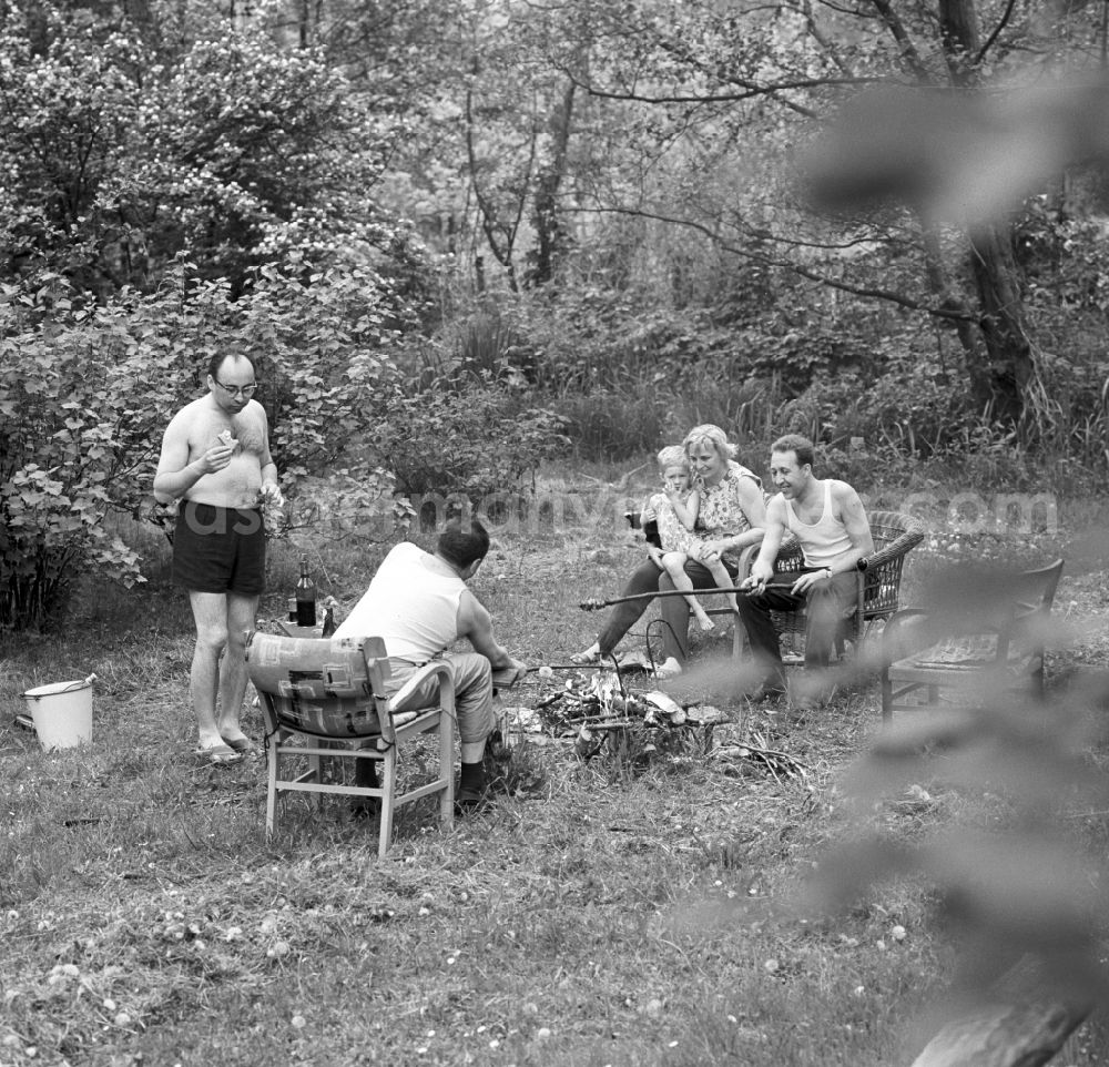 GDR photo archive: Berlin - Köpenick - Outing with friends for a barbecue on a weekend property in Berlin - Köpenick