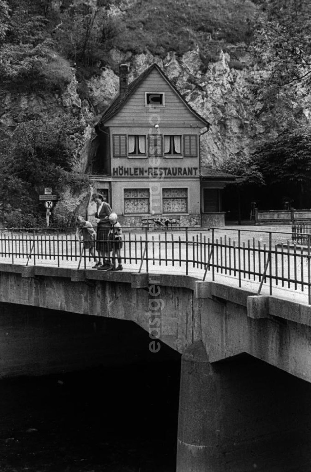 GDR photo archive: Elbingerode OT Rübeland - Spaziergang in Rübeland nahe den Rübeländer Tropfsteinhöhlen. Im Hintergrund das Höhlen-Restaurant. Walk in Ruebeland near the dripstone cave.