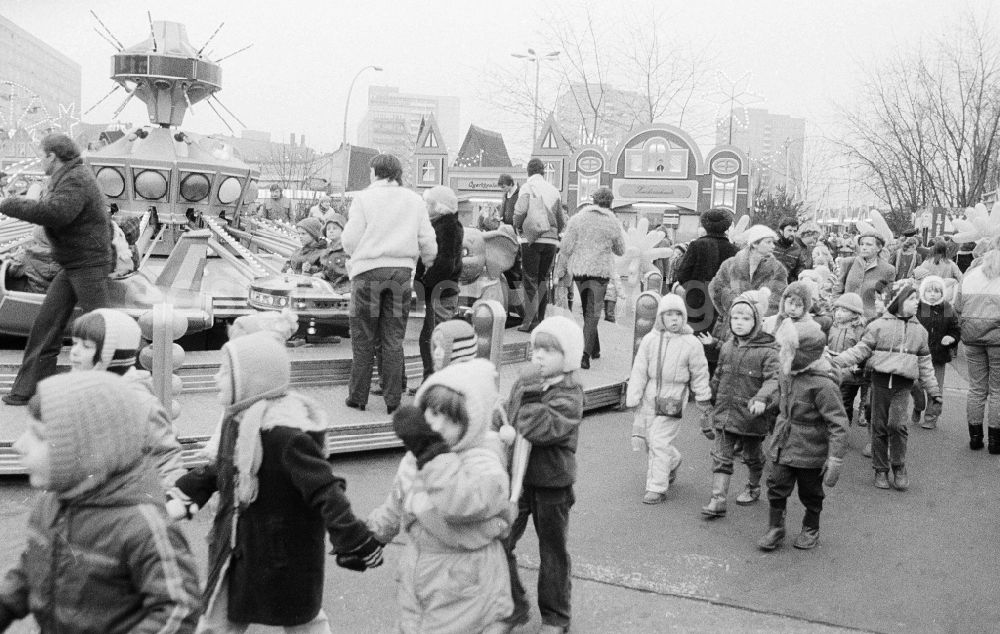 GDR image archive: Berlin - Excursion of children cooked trenches on the Berlin Christmas fair in Berlin, the former capital of the GDR, German democratic republic. Today there stands at this point the shopping centre Alexa