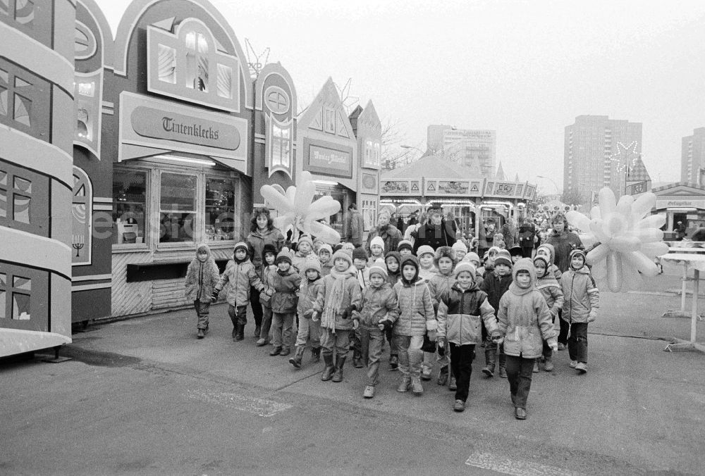 GDR photo archive: Berlin - Excursion of children cooked trenches on the Berlin Christmas fair in Berlin, the former capital of the GDR, German democratic republic. Today there stands at this point the shopping centre Alexa