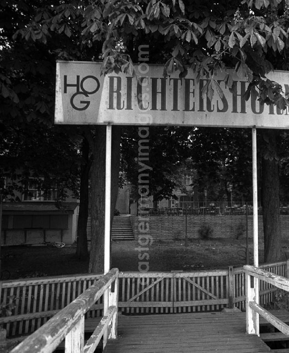GDR picture archive: Berlin - Ausflugsgaststätte Richtershorn liegt direkt am See, in Berlin - Grünau.