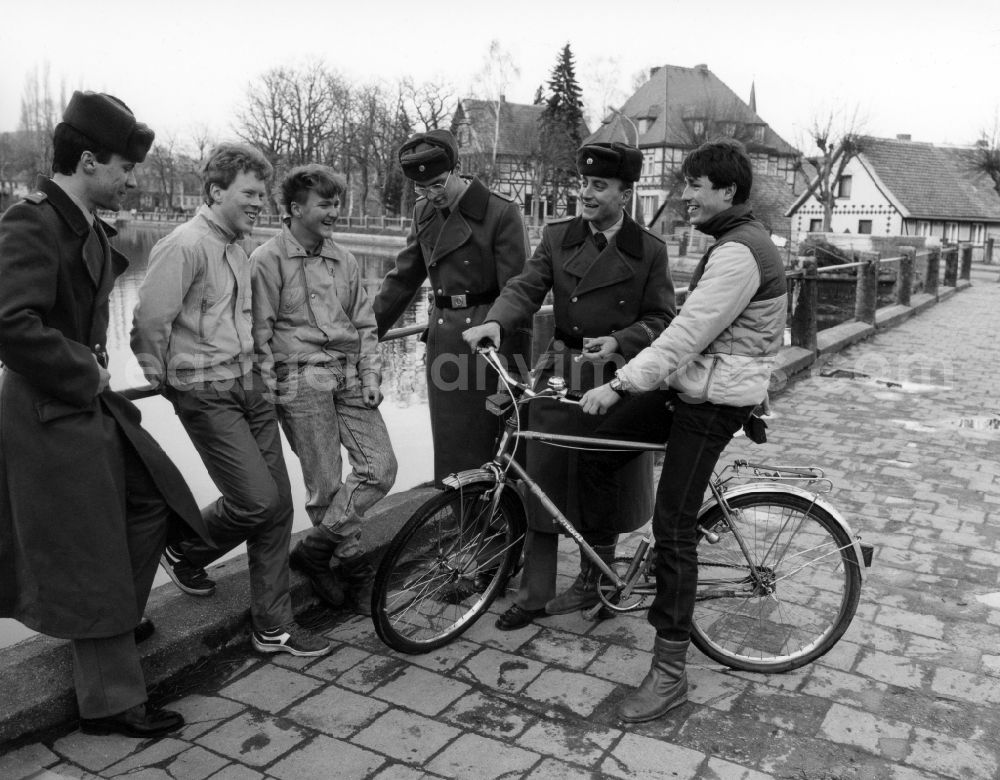 Abbenrode: Border guards on a walk in conversation with local youths in Abbenrode in today's federal state of Saxony-Anhalt