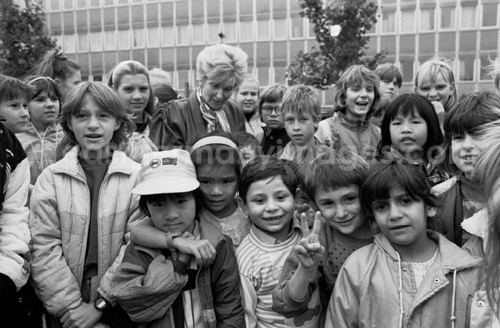 GDR image archive: Berlin-Hohenschönhausen - Ausländerkinder in einer Grundschule Hohenschönhausens 16.