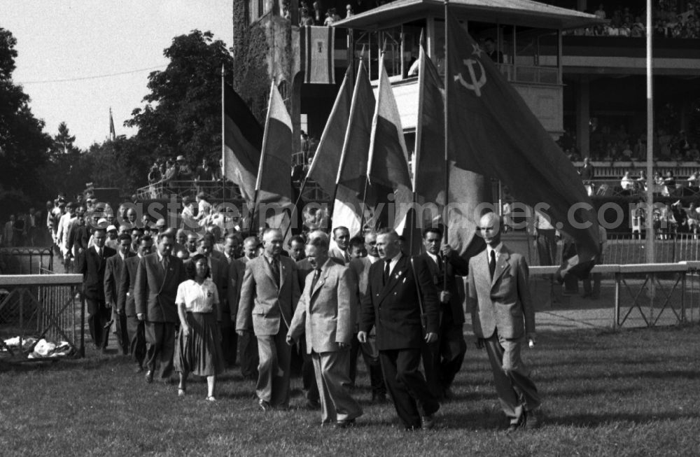 GDR photo archive: Hoppegarten - Foreign guests at the international meeting in front of the main stand at the Hoppegarten racecourse in the state Brandenburg on the territory of the former GDR, German Democratic Republic