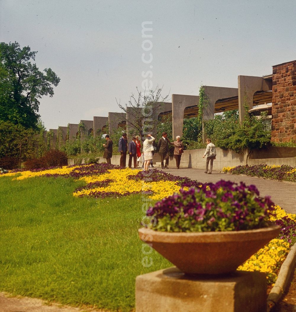 GDR picture archive: Berlin - Outdoor enclosure for predators at the Alfred Brehm House in Berlin's Tierpark, the former GDR capital, German Democratic Republic