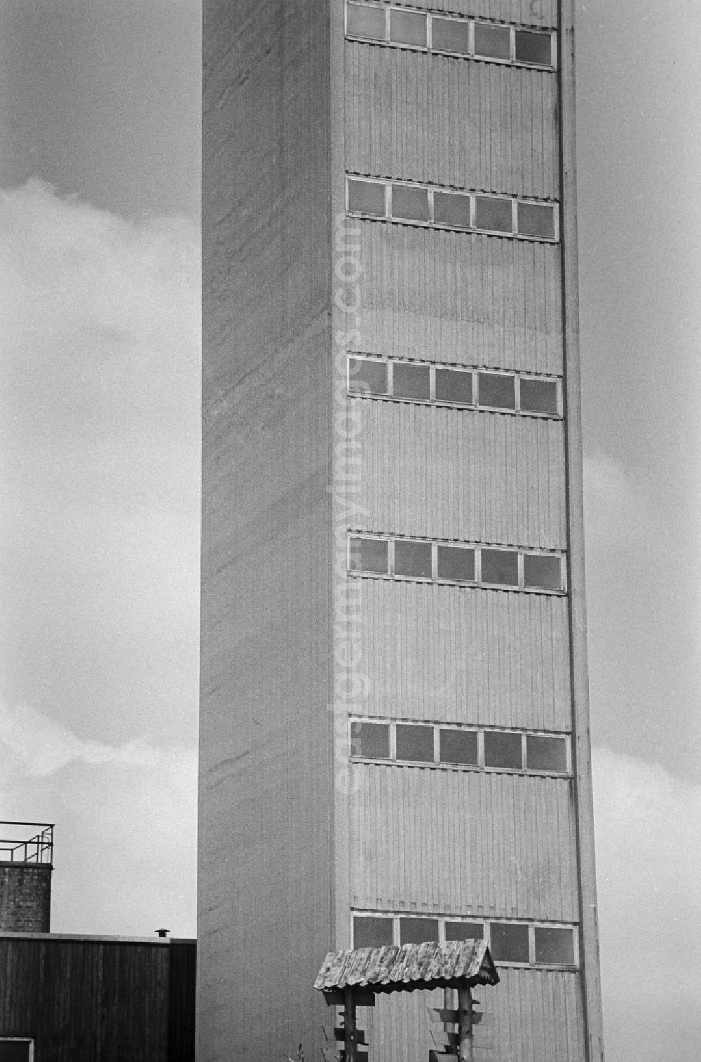GDR picture archive: Oberwiesenthal - The observation tower at the Fichtelberghaus in Oberwiesenthal in the federal state of Saxony on the territory of the former GDR, German Democratic Republic