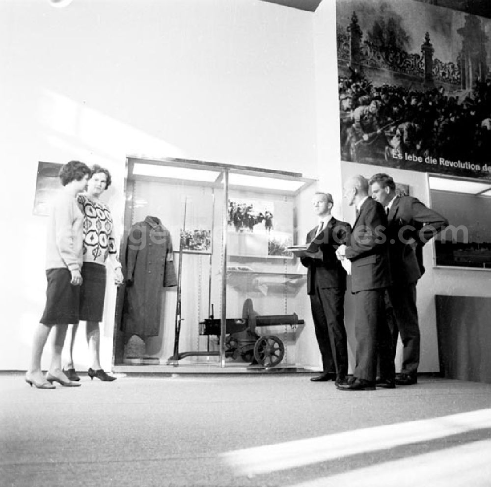 Berlin: 1966 Ausstellung über die Novemberrevolution im Museum für Deutsche Geschichte (jetziges Zeughaus) in Berlin