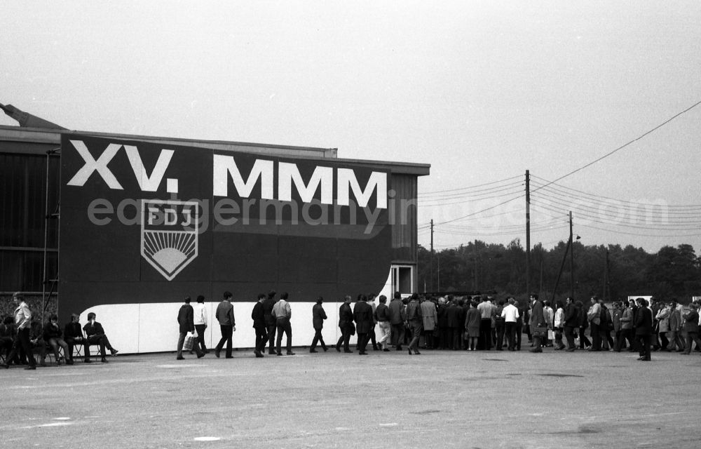 GDR image archive: Dresden - Visitors at the exhibition MMM 15. Bezirksmesse der Meister von Morgen in Dresden in the state Saxony on the territory of the former GDR, German Democratic Republic