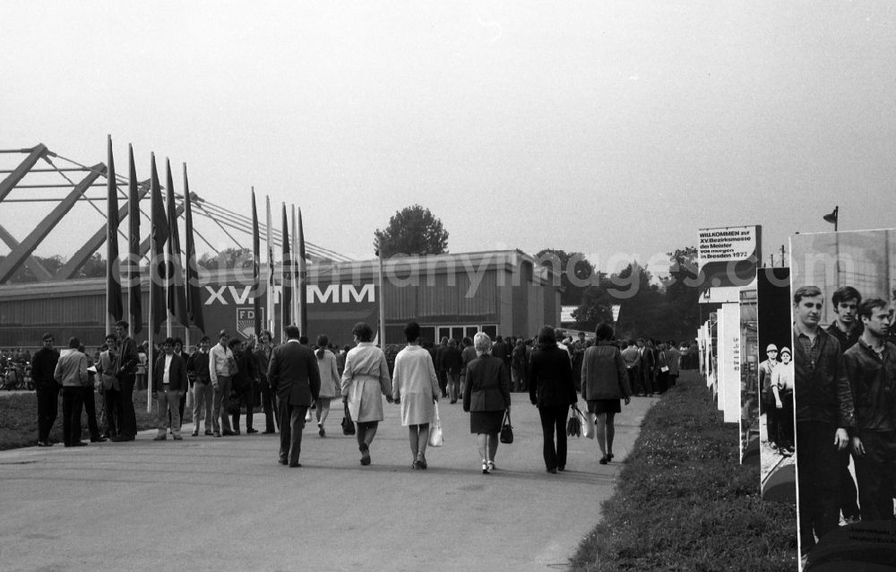 GDR photo archive: Dresden - Visitors at the exhibition MMM 15. Bezirksmesse der Meister von Morgen in Dresden in the state Saxony on the territory of the former GDR, German Democratic Republic