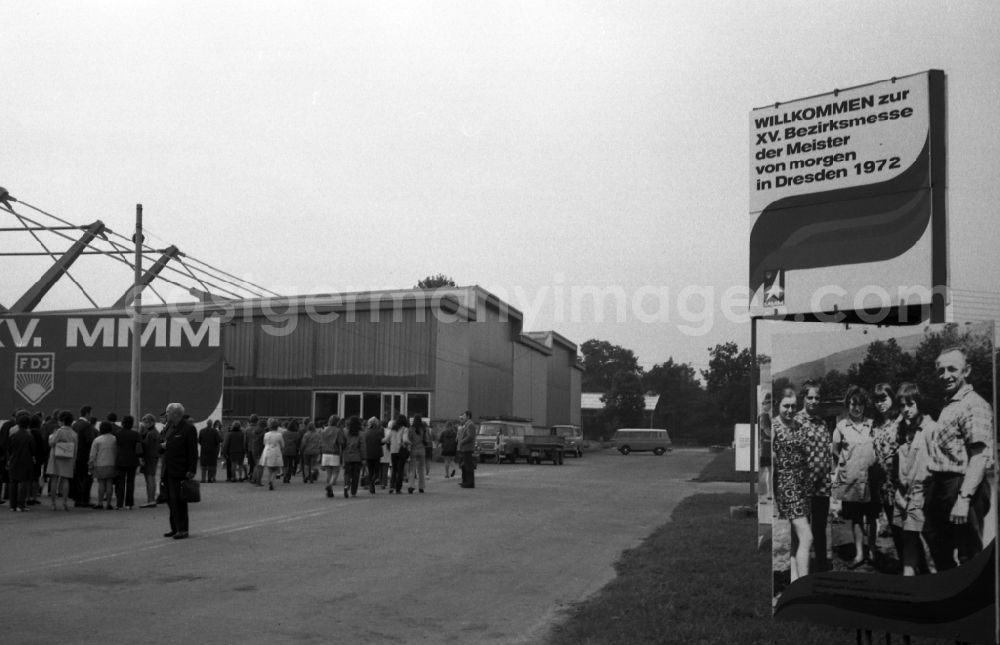 GDR photo archive: Dresden - Visitors at the exhibition MMM 15. Bezirksmesse der Meister von Morgen in Dresden in the state Saxony on the territory of the former GDR, German Democratic Republic