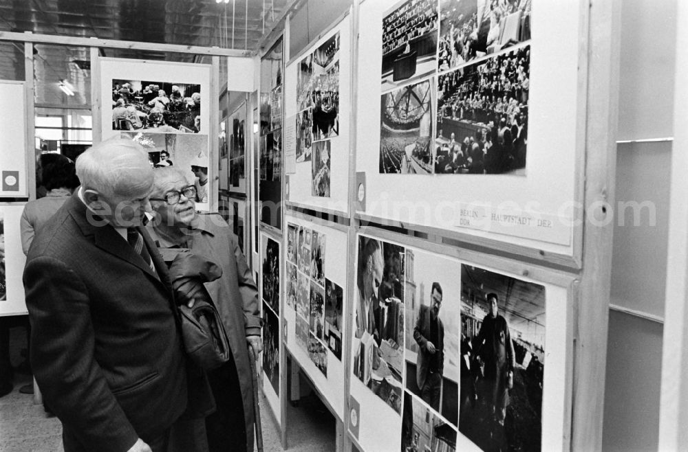 GDR image archive: Berlin - Opening of the photo exhibition Blickpunkt in the district Marzahn in Berlin Eastberlin on the territory of the former GDR, German Democratic Republic
