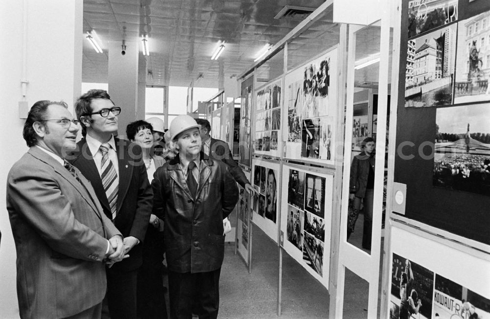 GDR photo archive: Berlin - Opening of the photo exhibition Blickpunkt in the district Marzahn in Berlin Eastberlin on the territory of the former GDR, German Democratic Republic