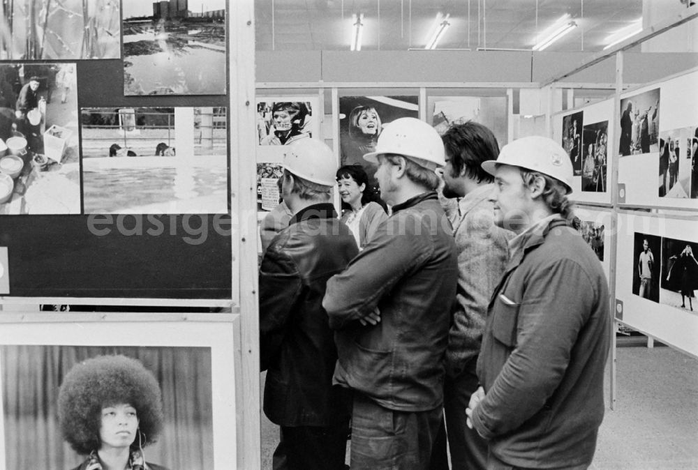 GDR picture archive: Berlin - Opening of the photo exhibition Blickpunkt in the district Marzahn in Berlin Eastberlin on the territory of the former GDR, German Democratic Republic