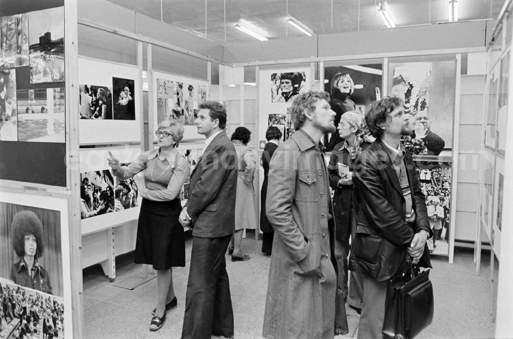 Berlin: Opening of the photo exhibition Blickpunkt in the district Marzahn in Berlin Eastberlin on the territory of the former GDR, German Democratic Republic