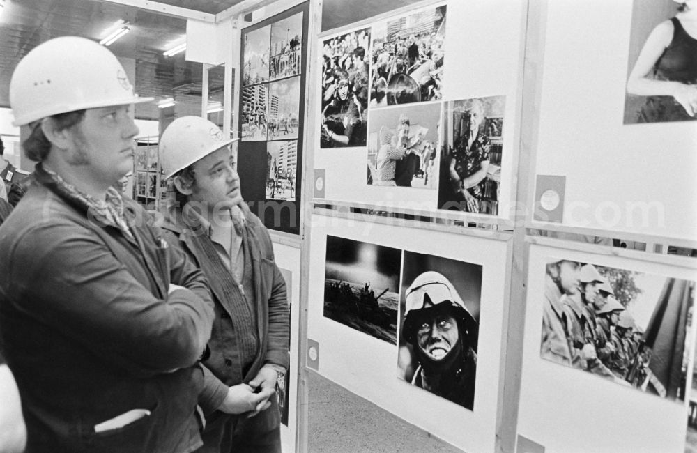 GDR image archive: Berlin - Opening of the photo exhibition Blickpunkt in the district Marzahn in Berlin Eastberlin on the territory of the former GDR, German Democratic Republic